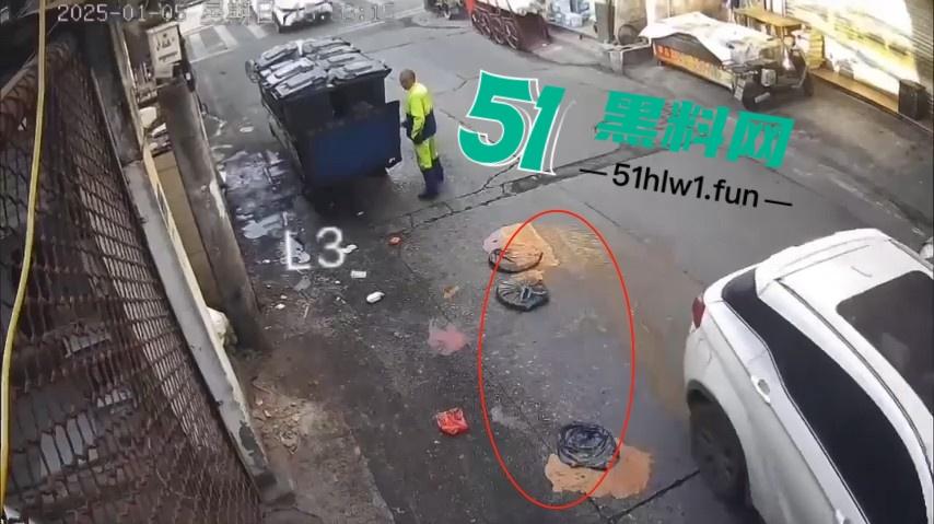浙江温州网传一位【环卫工人】故意乱扔油污垃圾还用铲子捅破，导致多名骑行人摔倒。-5