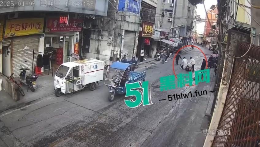 浙江温州网传一位【环卫工人】故意乱扔油污垃圾还用铲子捅破，导致多名骑行人摔倒。-7