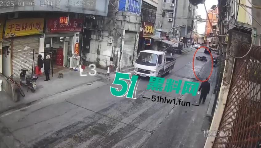 浙江温州网传一位【环卫工人】故意乱扔油污垃圾还用铲子捅破，导致多名骑行人摔倒。-8