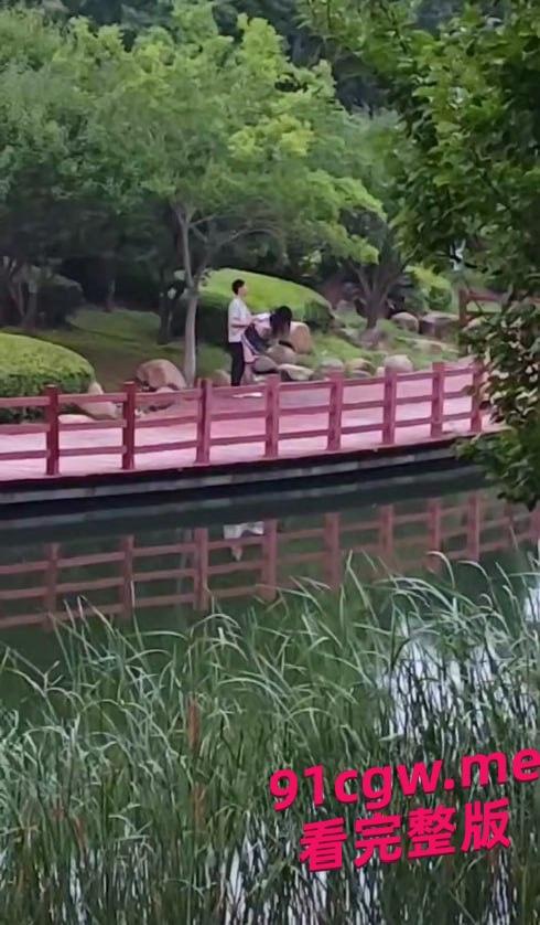 校园热瓜！湖北经济学院短裙姐野战视频泄密-11