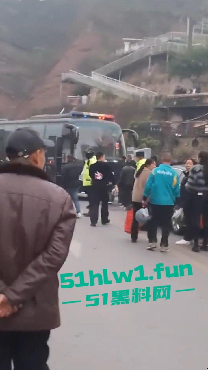 四川宜宾警方扫黄端掉一窝骚鸡，女大学生沦落风尘，众人围观快来看谁的女朋友赫然在列？-6