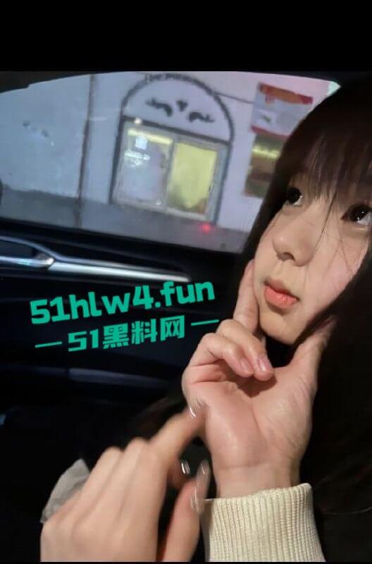 衡阳师范大学【高燕燕】极品身材颜值萝莉,平时超甜美的可爱嫩妹被篮球队长拿下,到了床上秒变母狗。-3