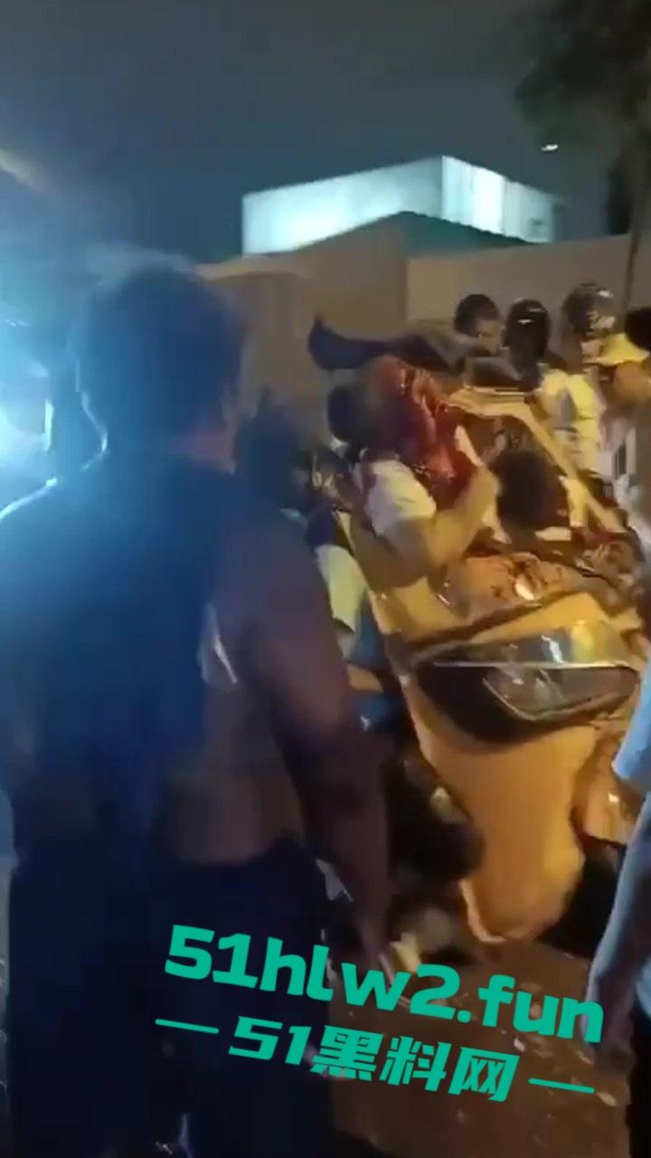 老头乐车祸现场因超速追尾，老头被当场甩出满脸是血，这回老头乐坏了老头也不乐了。-7