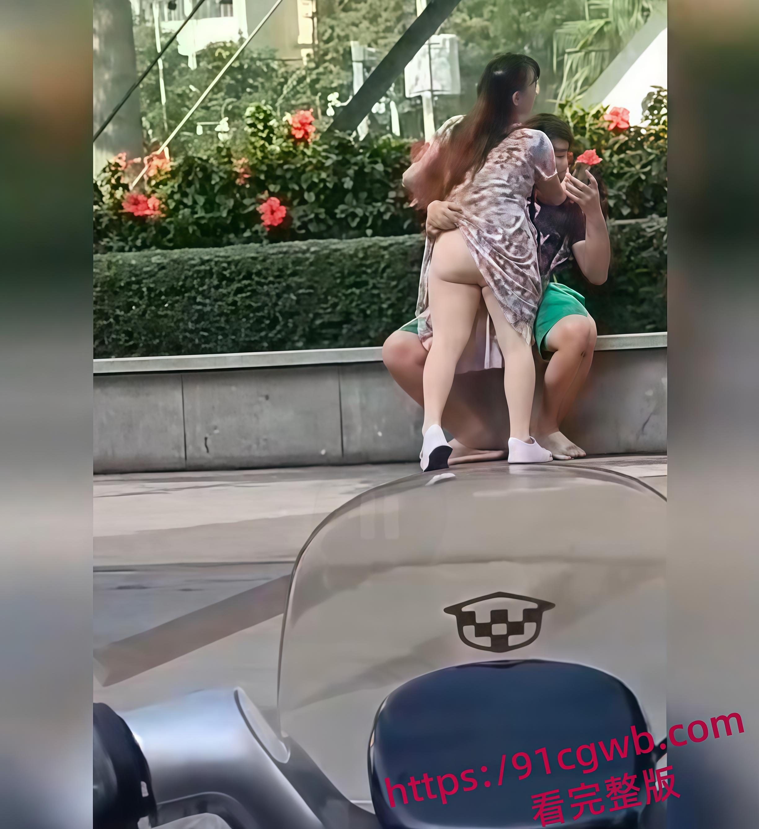 不想努力的小伙与阿姨 阿姨x欲爆棚忍不住当众自摸 俩人直接在公园长椅上手活互撸-3