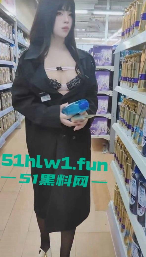 极品高颜值小仙女接受大神户外调教,塞入遥控跳蛋在超市景区大胆玩露出全程。-1