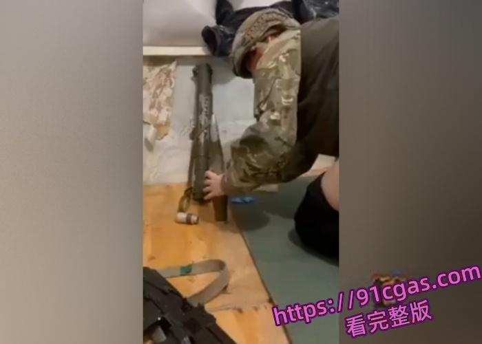 俄乌战争如火如荼，乌克兰母狗被征召上战场也不忘满足自己的骚妹妹，直接拿炮弹自慰！-8