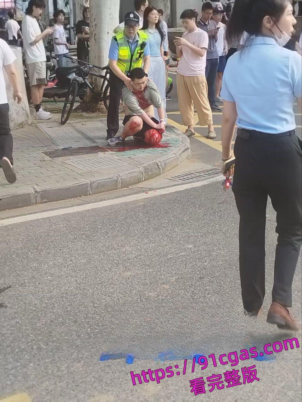 网传湖北武汉大学食堂发生随机斩人案,有多人受伤。-3