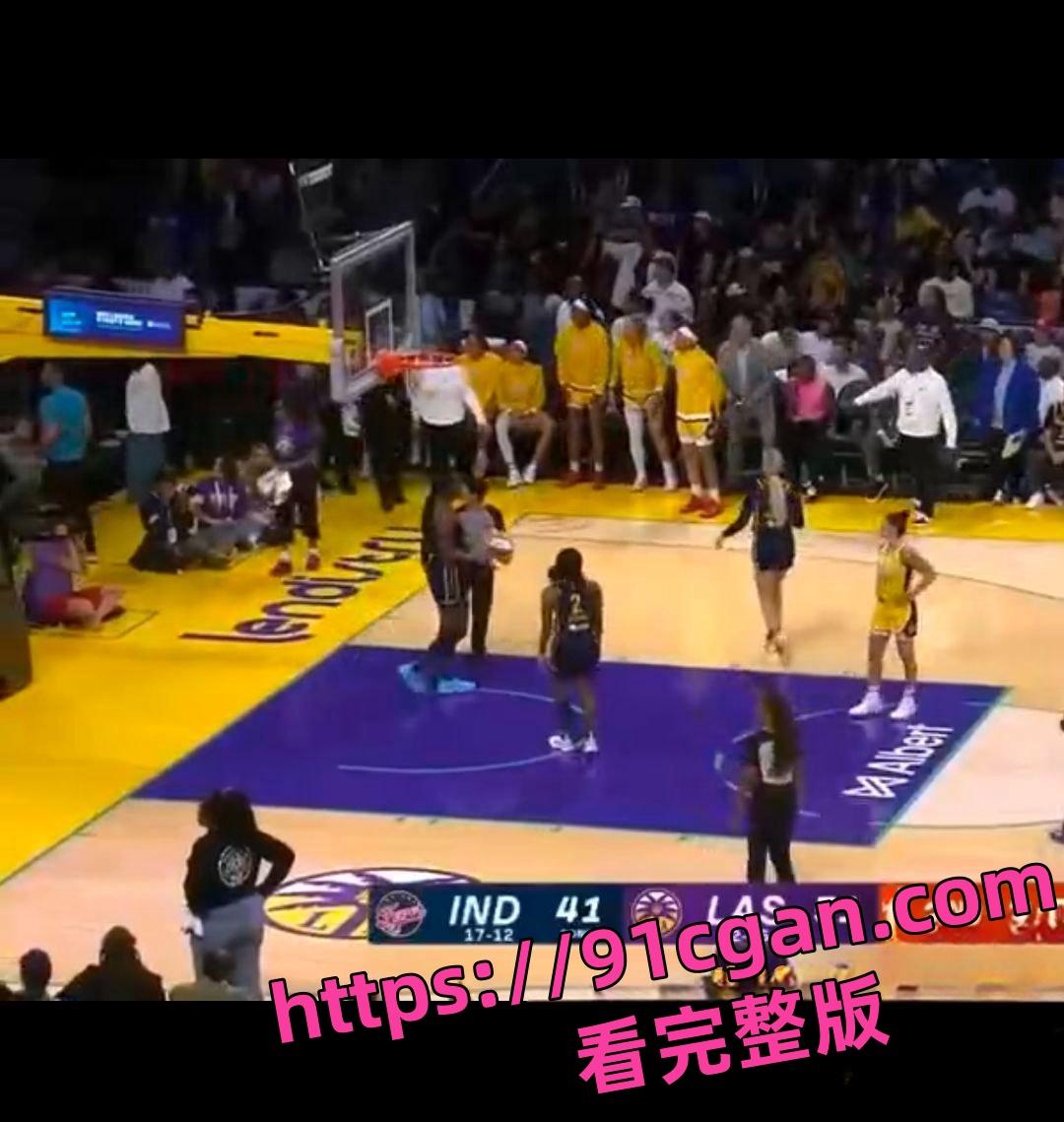 WNBA比赛突发奇葩事件:女球员竟意外掉落绿色假鸡巴引发热议 网友调侃这算不算使用兴奋剂?-3