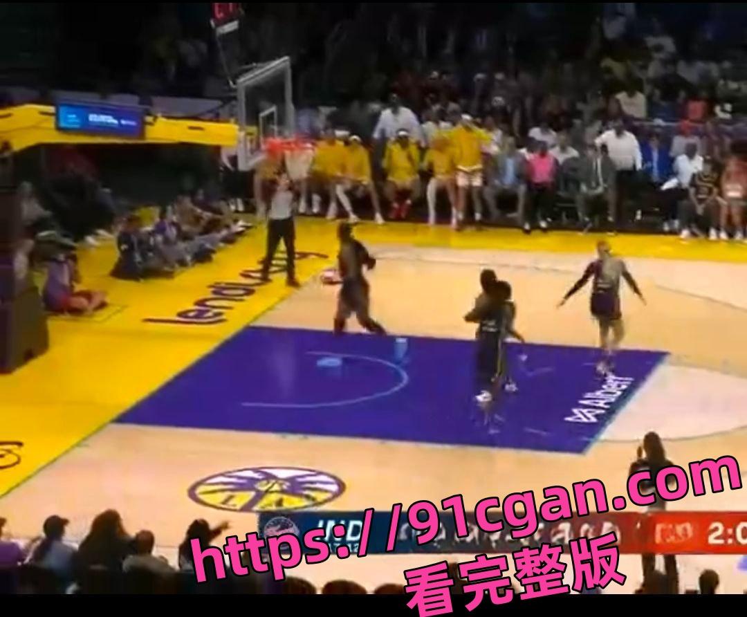 WNBA比赛突发奇葩事件:女球员竟意外掉落绿色假鸡巴引发热议 网友调侃这算不算使用兴奋剂?-5
