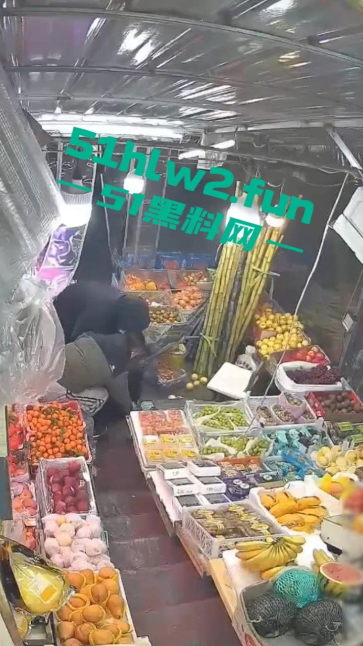 大连某水果店监控,恶意伤人事件曝光水果店老板不仅卖的贵,还缺斤少两以次充好被两男子报复砸摊。-1