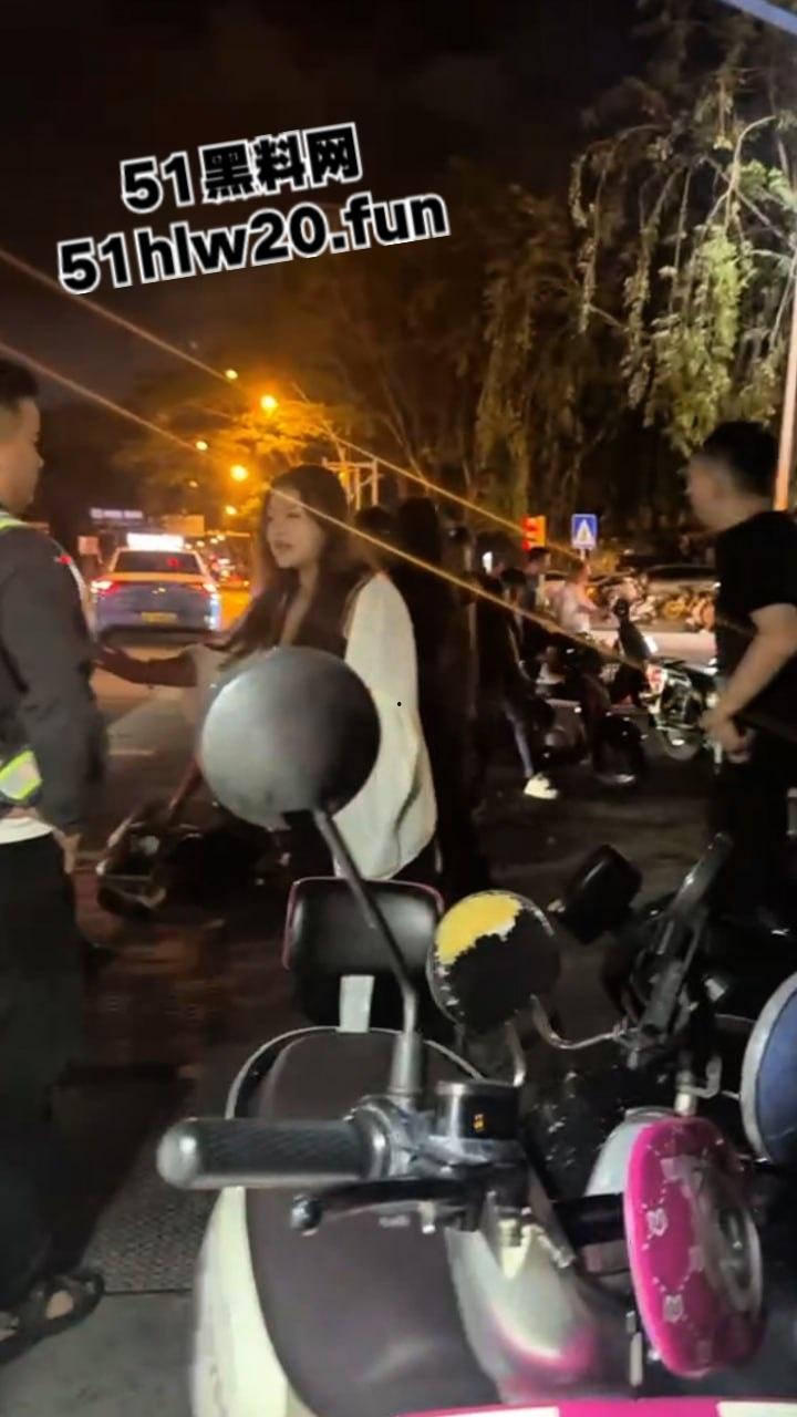 海南三亚实拍斗殴现场,三亚苏荷酒吧门口几个男子遭疯狂殴打,疑似街边要女子电话被男伴带人殴打。-2