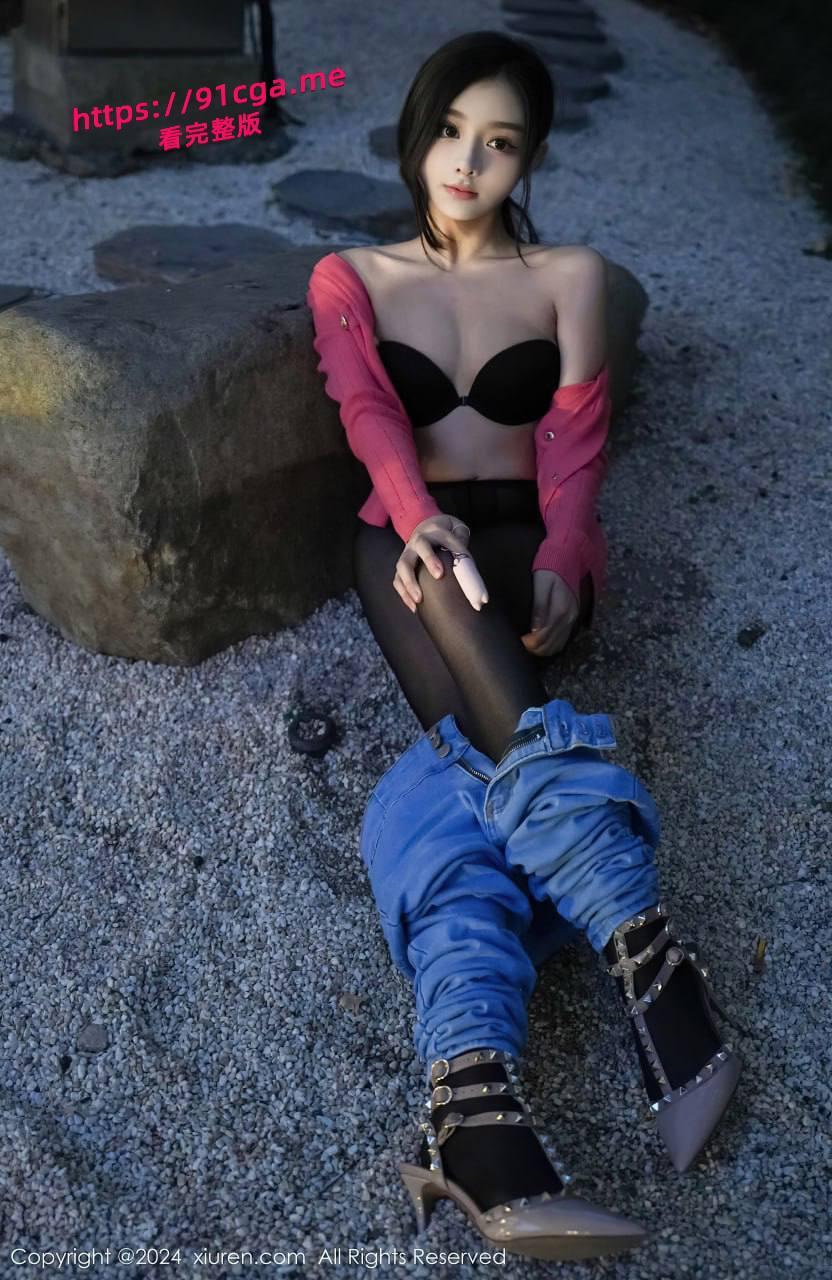 秀人网模特 龙雪儿也是骚的狠啊，她的肌肤白皙细腻，仿佛吹弹可破。-2