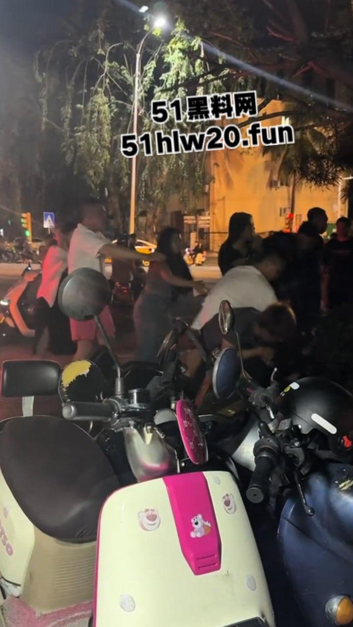 海南三亚实拍斗殴现场,三亚苏荷酒吧门口几个男子遭疯狂殴打,疑似街边要女子电话被男伴带人殴打。-5