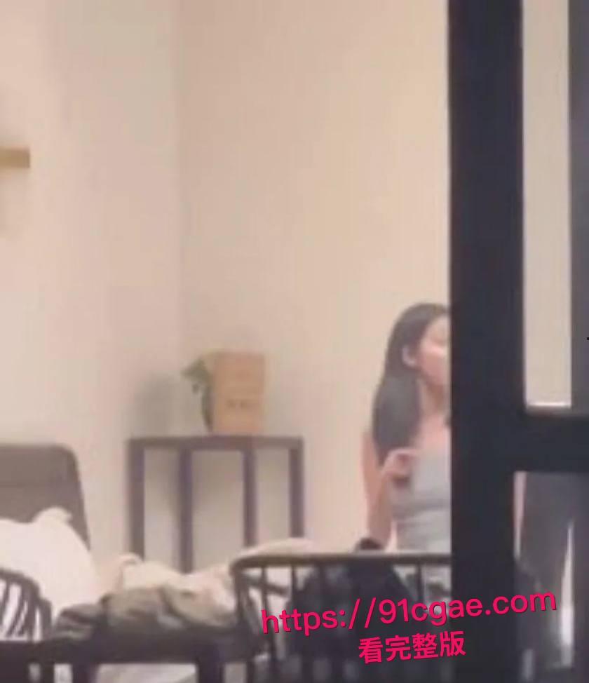 天津现代传媒学院教师宿舍大瓜!忘拉窗帘直播亲热,学生排队围观全过程-1