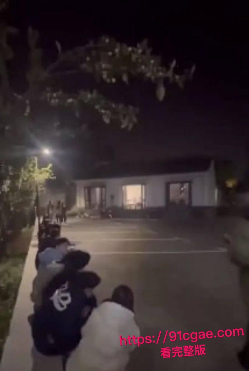 天津现代传媒学院教师宿舍大瓜!忘拉窗帘直播亲热,学生排队围观全过程-2