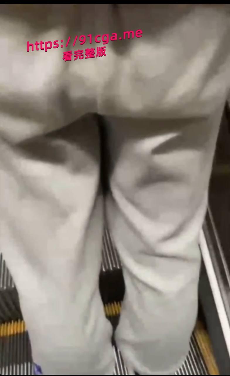 地铁惊现放水狂魔 尾随美女撒尿 有变态出没请注意!-1