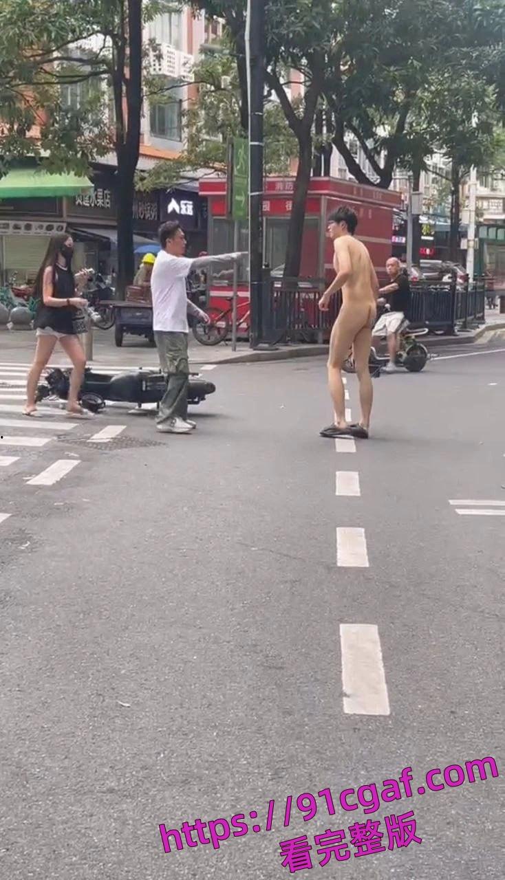 哥们胆大包天!一男子一丝不挂裸体尾随别人女友行为诡异-2