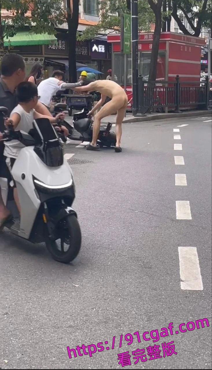 哥们胆大包天!一男子一丝不挂裸体尾随别人女友行为诡异-4