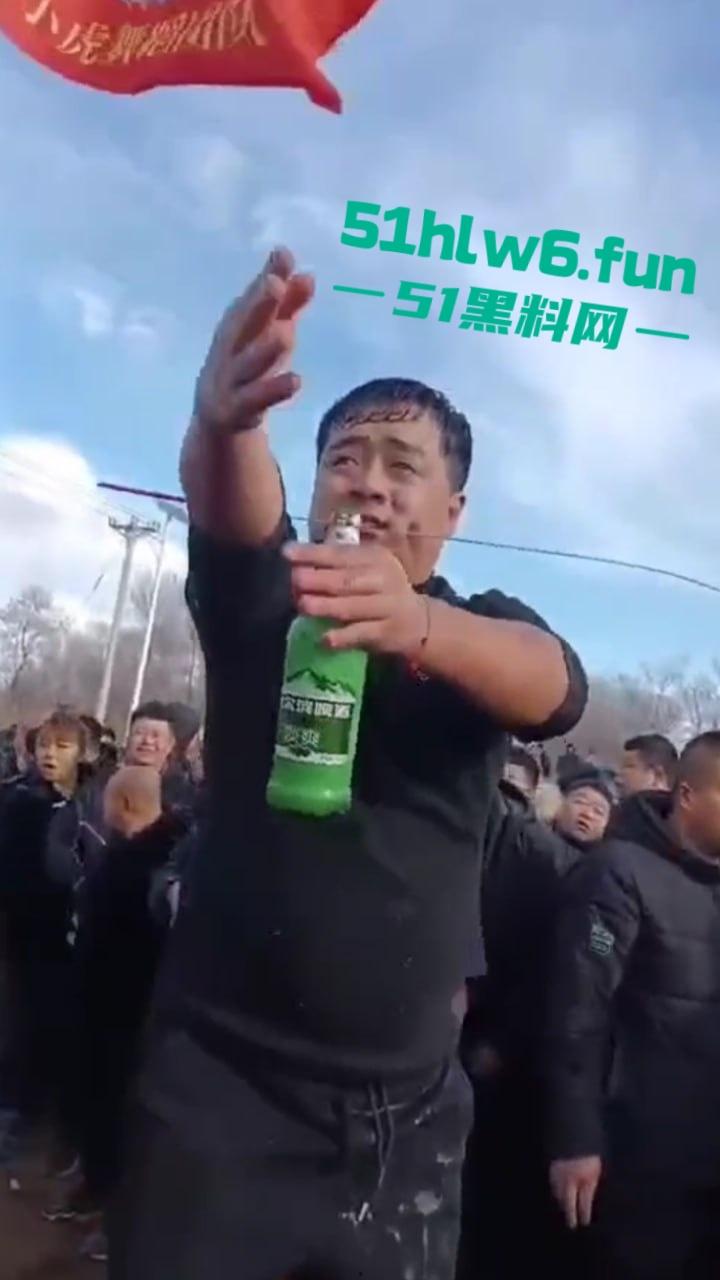 辽宁营口大石桥低俗表演现场实拍,各种钢针穿刺,铁链穿肉拉伸玩的真够变态的啊。-5
