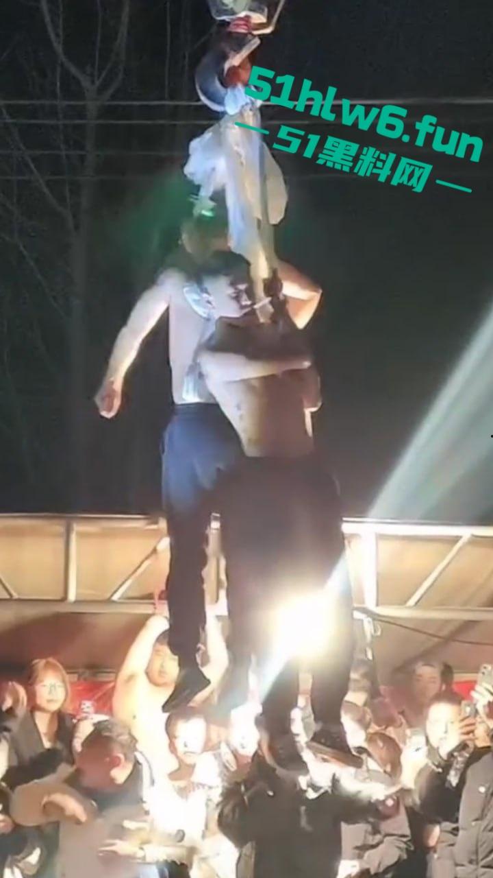 辽宁营口大石桥低俗表演现场实拍,各种钢针穿刺,铁链穿肉拉伸玩的真够变态的啊。-8