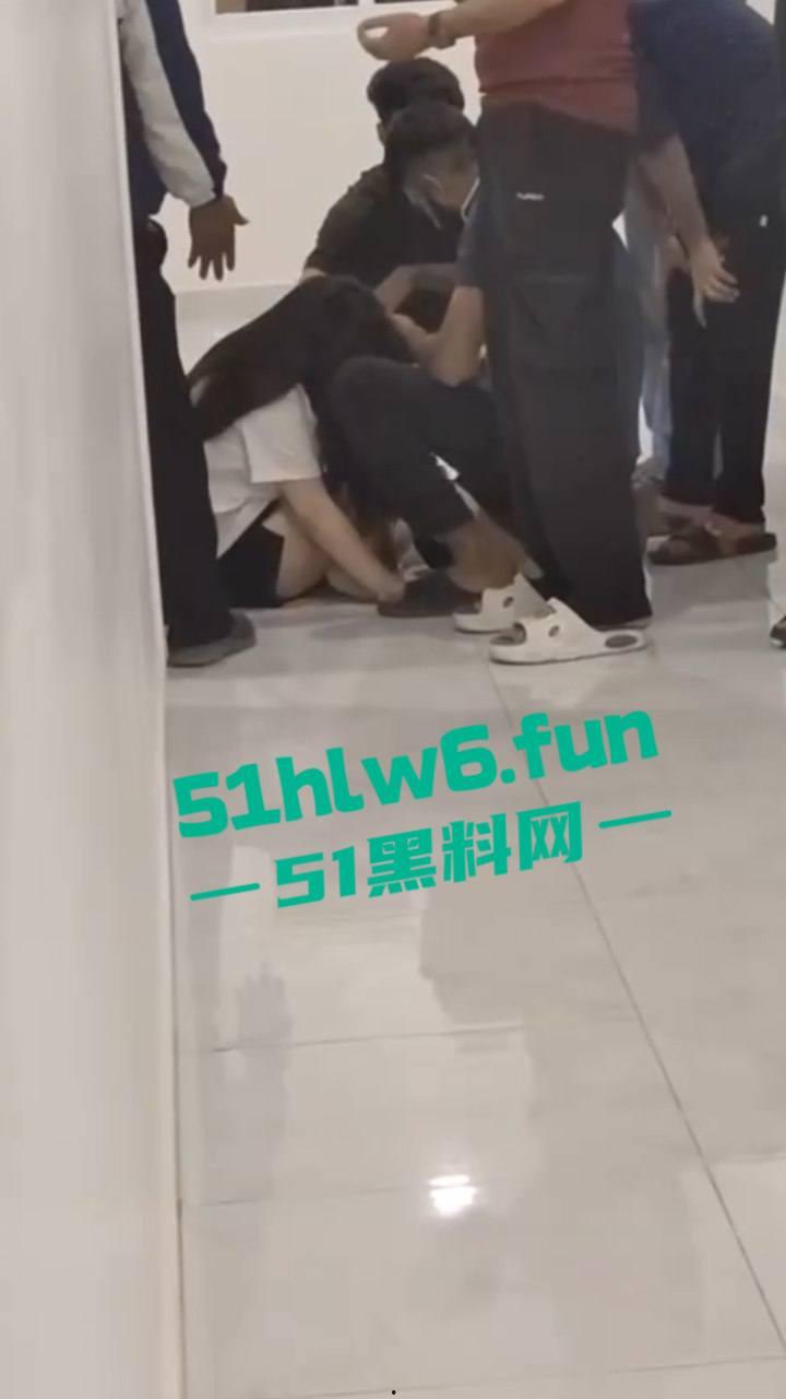 柬埔寨波贝太子园区,韩国男子强奸女子被老外们制止逮捕,韩国男还现场装逼结果直接被警方带走。-5