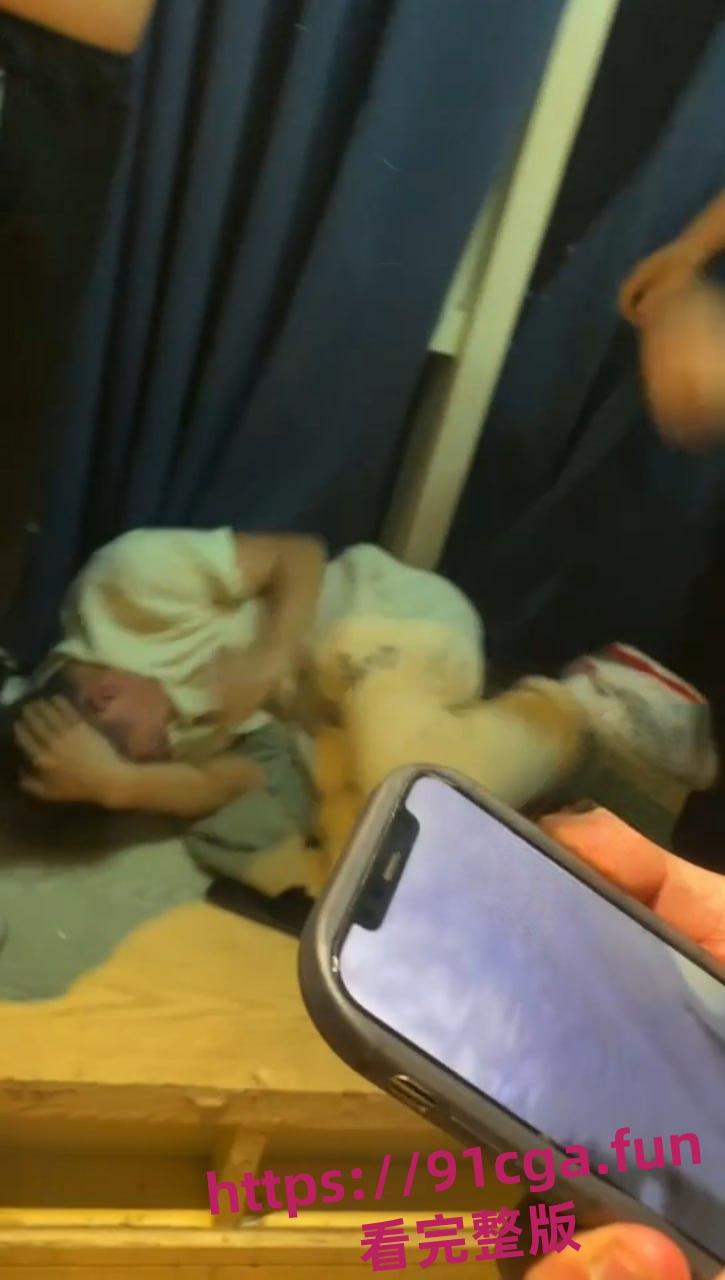 造女生黄谣 被约到酒店戏耍 男主到酒店开门一看 一群抠脚大汉-5