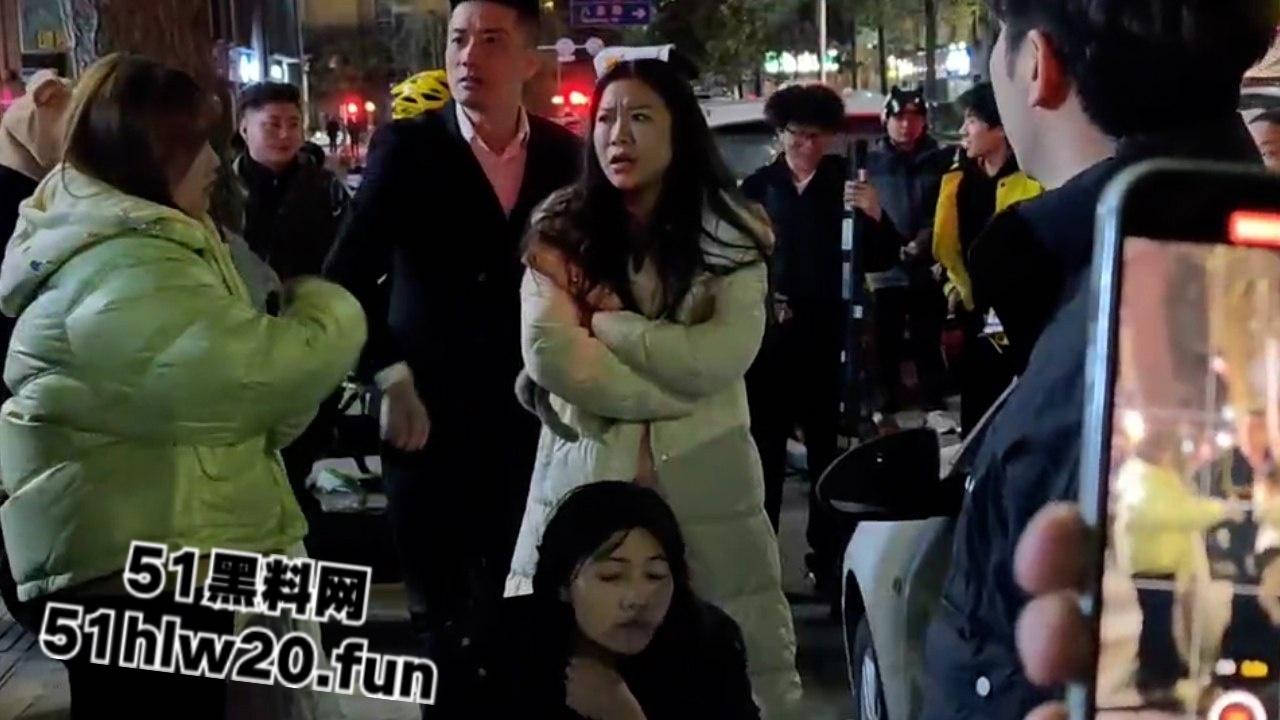 四川汉源骚妇密会情夫被老公当街抓现行,多次开房还被搞大肚子,真是太不要脸了!-5