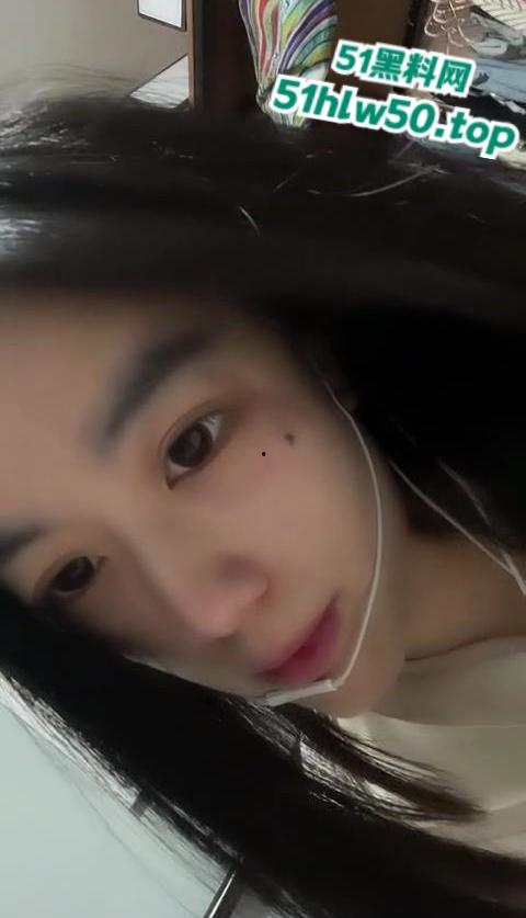 抖音三线网红反差婊【欣梦然】甜美大学生与土豪1v1裸聊自慰,大秀粉嫩鲍鱼!-1