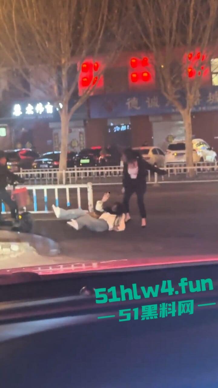 两美女街边对战，拿高跟鞋疯狂打砸据悉是小三被抓，原配暴怒殴打这小三一看就是个嫩妹。-4