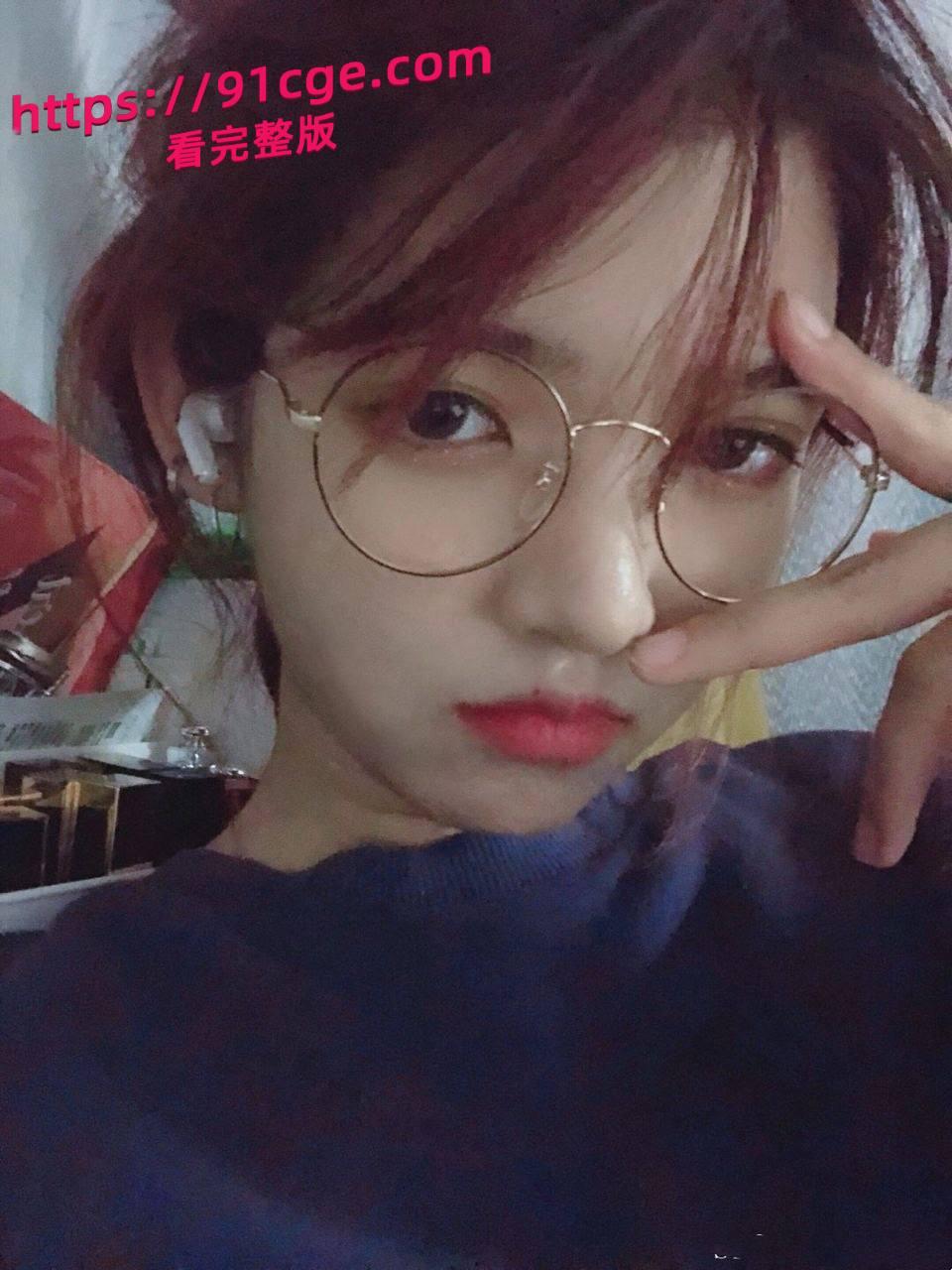 超可爱反差女大学生,鹅蛋脸杏仁眼,皮肤白得像牛奶,私下却是反差婊!不雅视频流出-1