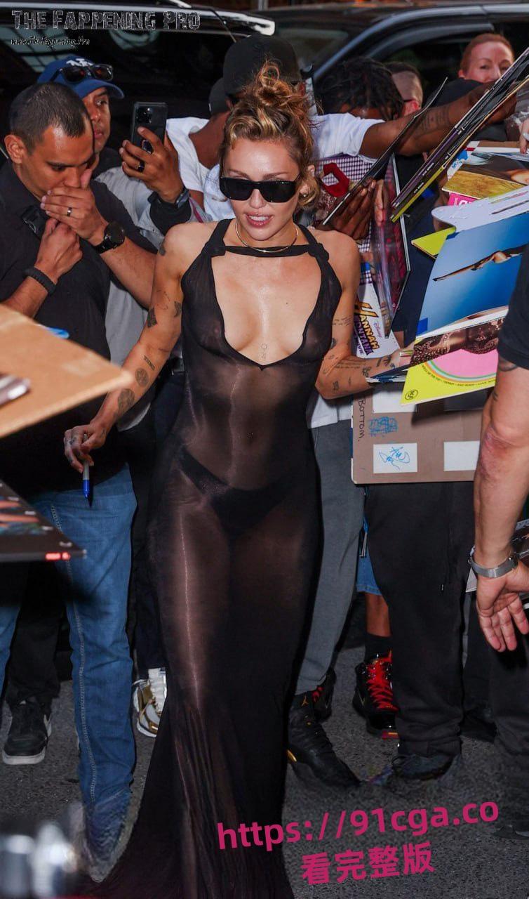 美国歌手 麦莉·赛勒斯为粉丝签名,不戴胸罩薄纱下毫无遮挡装扮惊艳全场!-1