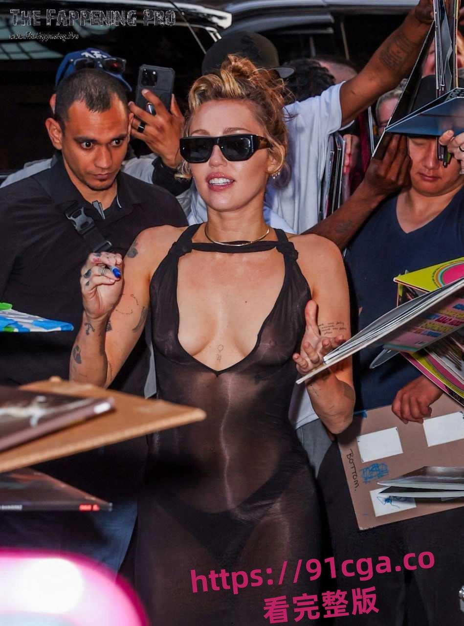 美国歌手 麦莉·赛勒斯为粉丝签名,不戴胸罩薄纱下毫无遮挡装扮惊艳全场!-2