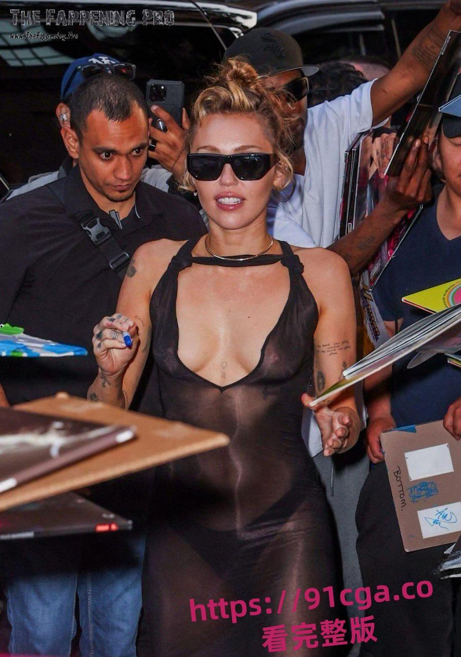 美国歌手 麦莉·赛勒斯为粉丝签名,不戴胸罩薄纱下毫无遮挡装扮惊艳全场!-3