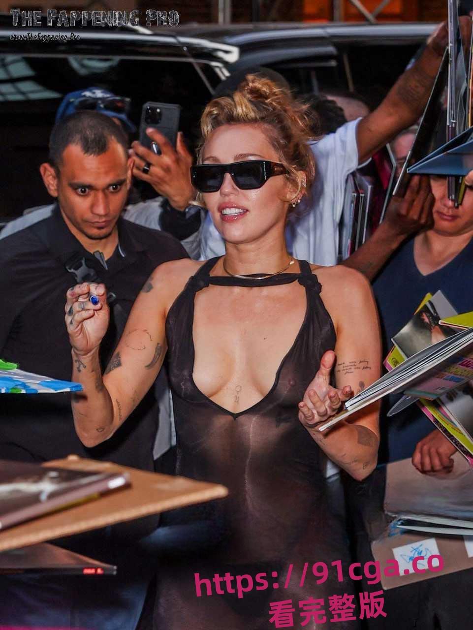 美国歌手 麦莉·赛勒斯为粉丝签名,不戴胸罩薄纱下毫无遮挡装扮惊艳全场!-4