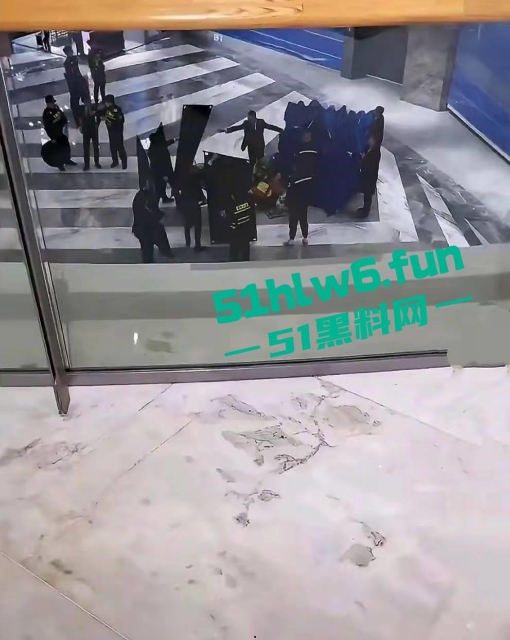 南京金鹰世界男子跳楼自杀,据传男子感情受挫从9楼跳下,脑浆爆裂当场死亡。-3