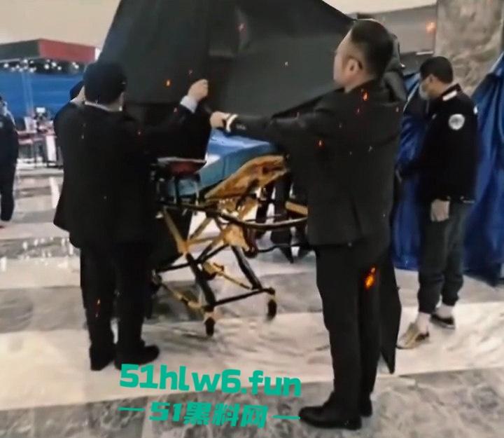 南京金鹰世界男子跳楼自杀,据传男子感情受挫从9楼跳下,脑浆爆裂当场死亡。-5