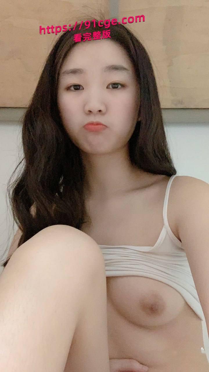 邻家反差乖乖女,长相甜美清纯,皮肤白嫩身材娇小可人,尽显学生妹气质。 渣男分手求和遭拒 ,怒而被曝光她的不雅自拍-3