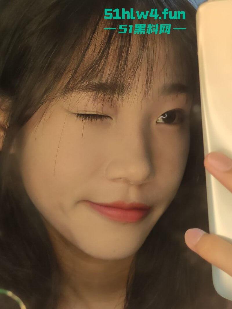 露脸反差学生妹,金主重金定制看似清新单纯的小妹妹,私下极度母狗各种自拍私密处。-5