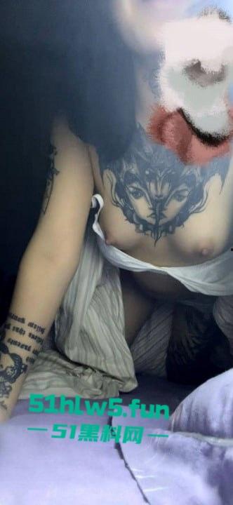 抖音反差婊【lee李李】纹身师店老板娘性爱视频流出,床上技术比纹身还更一流。-1