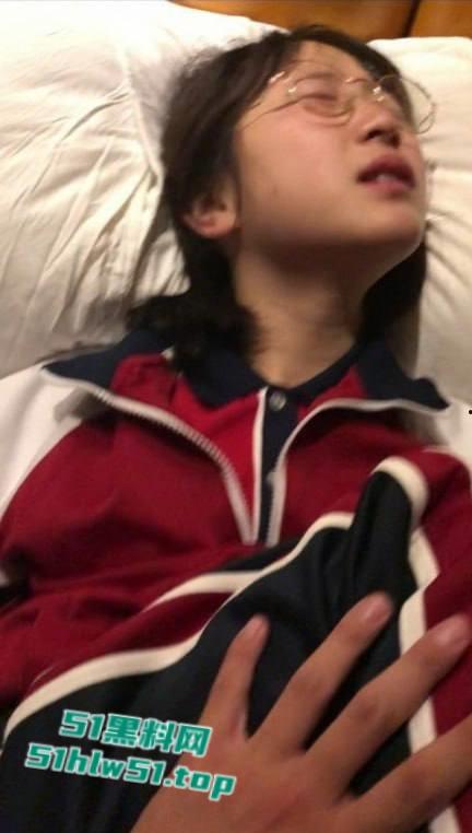 河南实验中学校服眼镜女柯晗星事件,因跟男友监控下偷情,被保安视频威胁开房数十次,最后视频曝光。-11