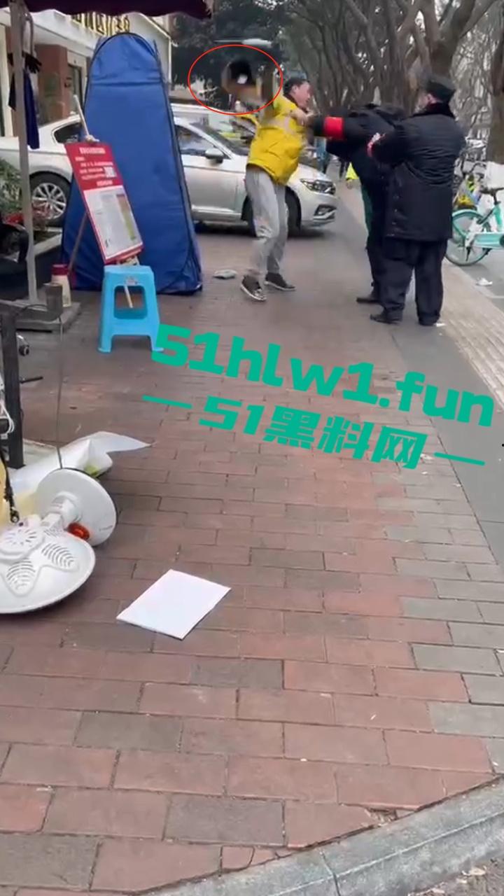 上海花园小区,保安和外卖员互殴。老头为难外卖员,对其进行辱骂侮辱,被外卖小哥抡头盔爆揍!-1