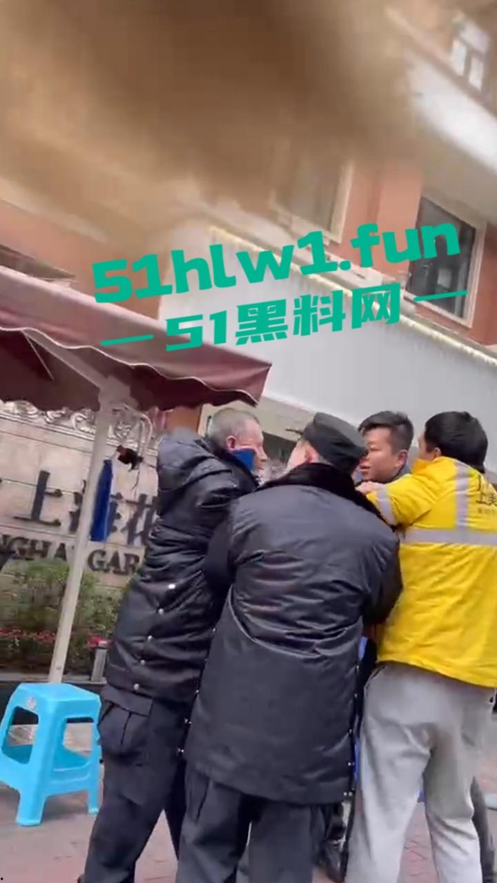 上海花园小区,保安和外卖员互殴。老头为难外卖员,对其进行辱骂侮辱,被外卖小哥抡头盔爆揍!-4