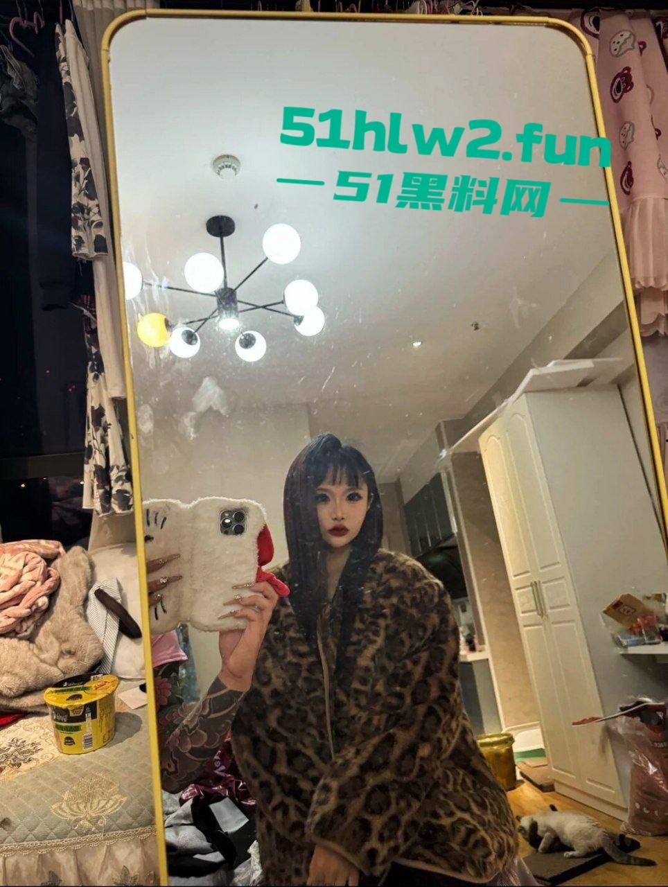 颜值纹身骚逼【陈美娇】整天蹭吃蹭喝的精神小妹,晚上求宿被小伙轮奸还被人家女友发现围殴暴揍。-8