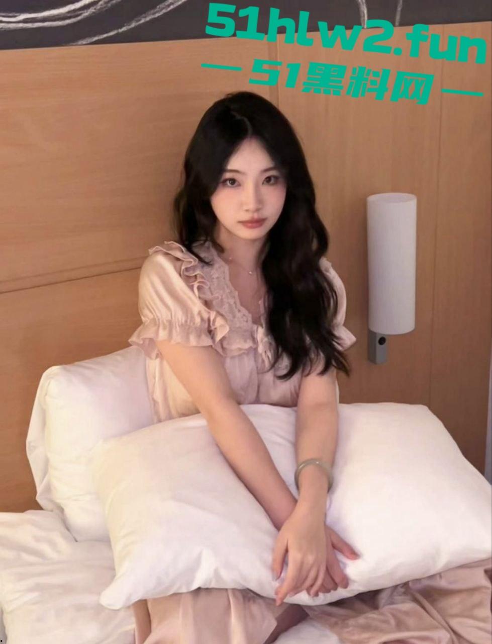 高颜值长腿学生妹,为了钱下海做伴游成金主大叔包养的金丝雀,白天仙气飘飘晚上变身母狗,忘我吃鸡骚气四溢。-3