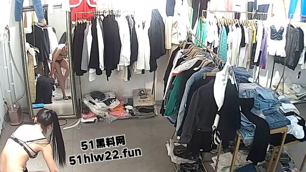 女装店老板偷装摄像头直播女顾客露奶换衣全过程,大奶美女少妇御姐个个春光乍泄。-3