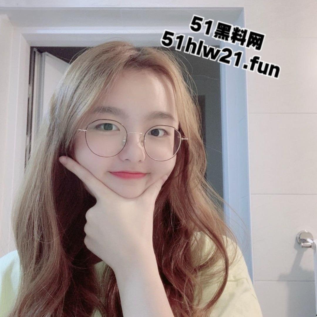 青春无敌可爱尤物,极品反差眼镜萝莉身材极品美乳粉嫩,果然带眼镜的最骚私下极度反差。-5