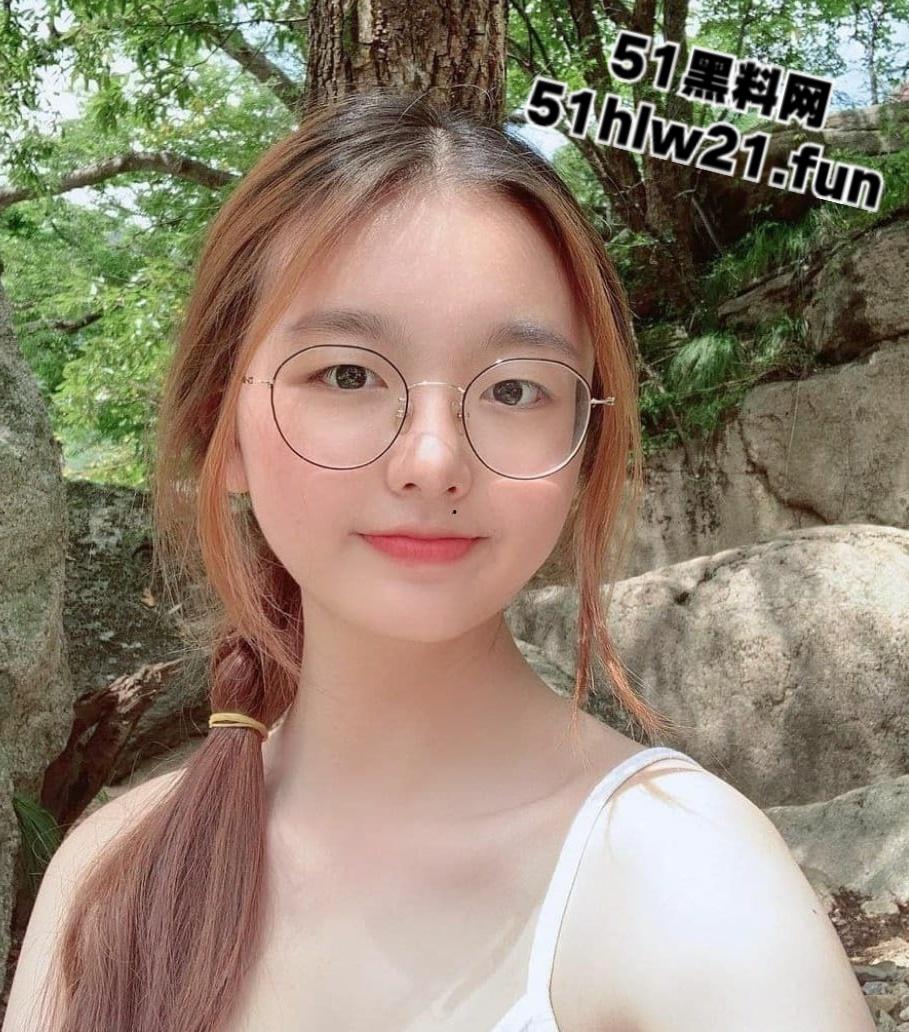 青春无敌可爱尤物,极品反差眼镜萝莉身材极品美乳粉嫩,果然带眼镜的最骚私下极度反差。-8