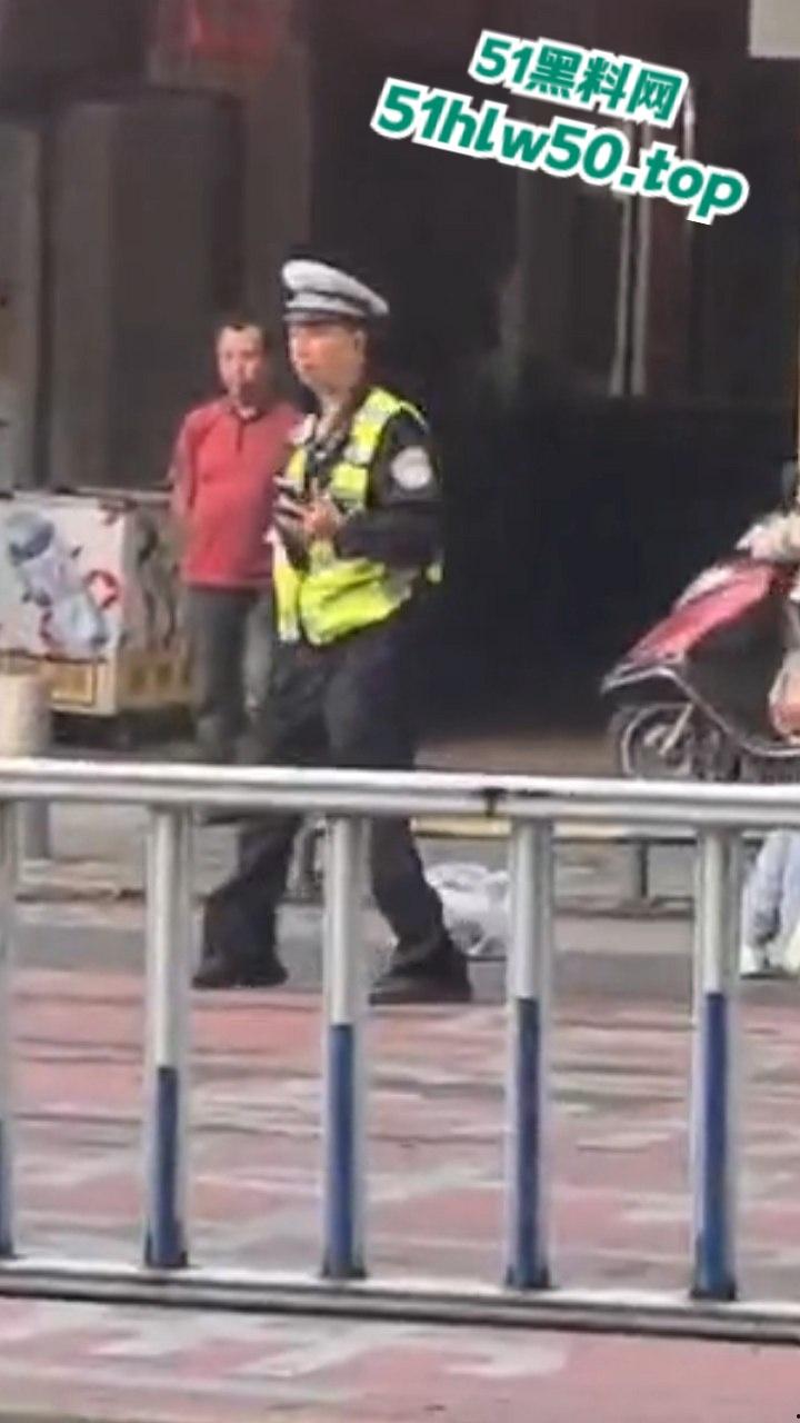 广东潮汕暴躁男在线作死,只因未戴头盔强行躲检撞飞交警双双倒地不起满脸是伤!-1