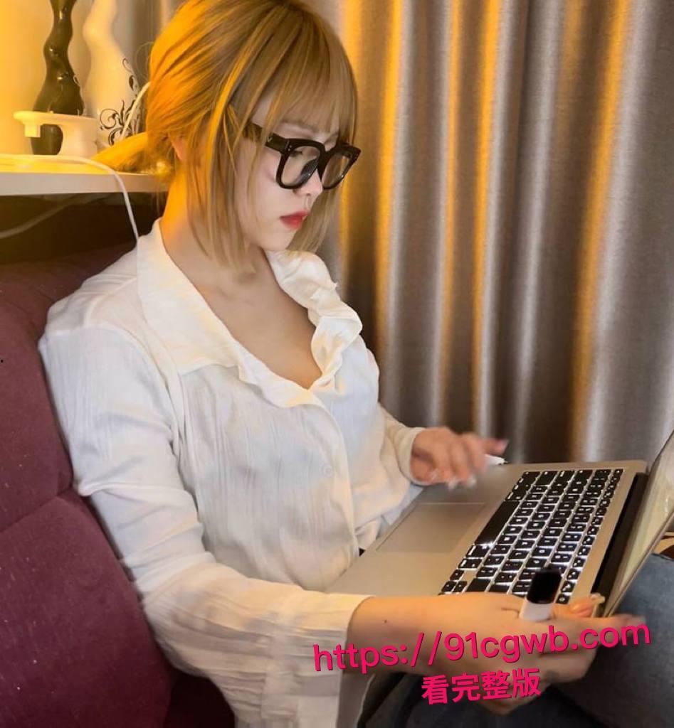 大连沙河口眼镜御姐张文珍私生活大曝光:清纯脸蛋下藏着饥渴骚货本性,洗手间后入狂操精液喷全身,口交水晶棒双重刺激视频全网疯传!-4