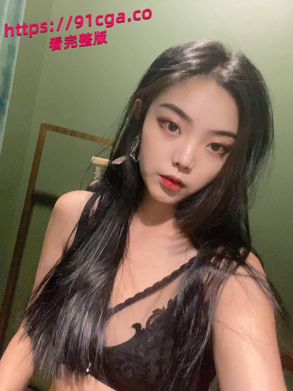 高颜值清纯御姐,表面高冷生人勿近的样子,私下却是个淫骚欲女。私密视频流出-1